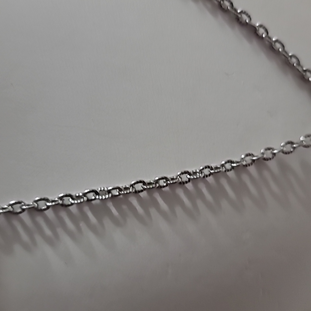 Drop Heart Chain Necklace. - Picture 3 of 4